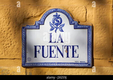 La Fuente. Traditional glazed street sign decorated with pomegranate in El Albayzin district in Granada, Andalusia, Spain. Stock Photo