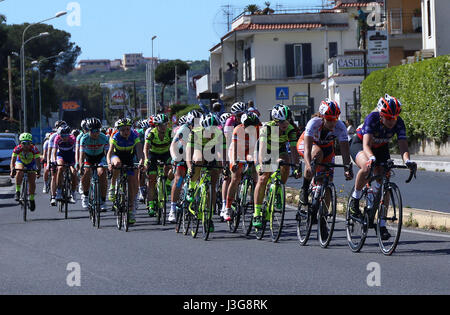 Pozzuoli, Italy. 05th May, 2017. The women's cycling event, coming to the 3rd edition, will take place from Thursday 4 to Sunday, 7 May 2017, with an initial prologue at San Giorgio del Sannio (BN). The 'Giro della Campania in Rosa', the national race for women. Credit: Paola Visone/Pacific Press/Alamy Live News Stock Photo