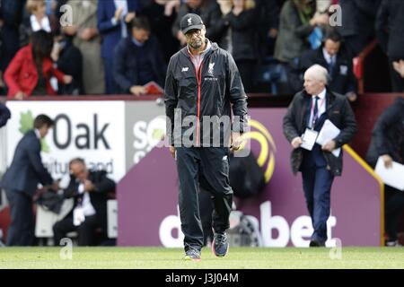 JURGEN KLOPP WALKS ACROSS FIEL LIVERPOOL MANAGER TURF MOOR BURNLEY ENGLAND 20 August 2016 Stock Photo