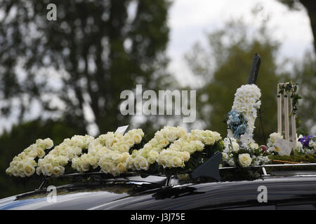 Floral tributes on a hearse carrying the coffin of Leslie Rhodes, who died in the Westminster attack, arrives at North East Surrey Crematorium in Morden ahead of his funeral. Stock Photo