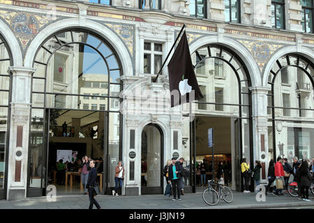 EXTERIOR VIEW OF PEOPLE OUTSIDE THE REGENTS STREET APPLE STORE IN MAYFAIR, WEST LONDON UK WC1B    KATHY DEWITT Stock Photo