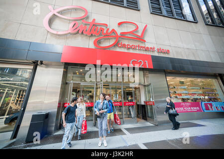 Shoppers outside the famed Century 21 department store in Lower Manhattan in New York on Tuesday, May 2, 2017. Known for its discounts the Century 21 department store is a destination bringing tourists and New Yorkers to its doors from far and wide. (© Richard B. Levine) Stock Photo
