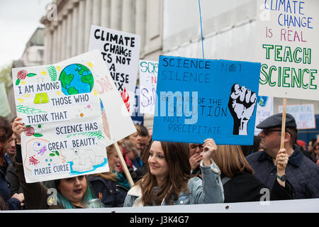 London, UK. 22nd April, 2017. Scientists prepare for the March for Science in Kensington on Earth Day. Stock Photo