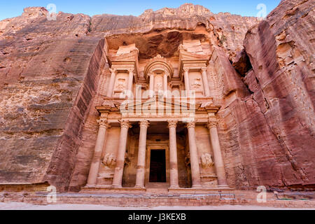 Frontal view of 'The Treasury', one of the most elaborate temples in the ancient Arab Nabatean Kingdom city of Petra, Jordan. Stock Photo