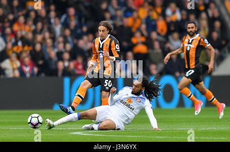 Hull City's Lazar Markovic (left) and Sunderland's Jason Denayer battle for the ball during the Premier League match at the KCOM Stadium, Hull. Stock Photo