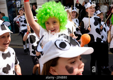 Brighton, UK. 6th May, 2017: Each year the first day of the Brighton Festival opens with the colourful Childrens' Parade through the streets of the city centre. Primary and Junior schools from throughout the city take part in a parade of music and costume, this year the theme was 'Poetry in Motion' reflecting Kate Tempest being the 2017 festival curator. Credit:  Scott Hortop/Alamy Live News Stock Photo