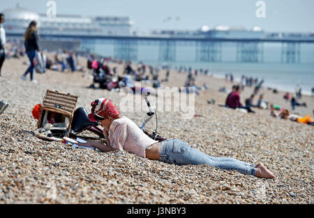 Brighton, UK. 6th May, 2017. Brighton beach is packed as visitors enjoy the warm sunny weather on Brighton seafront with the temperatures reaching the high teens celsius in some parts of the south east Credit: Simon Dack/Alamy Live News Stock Photo