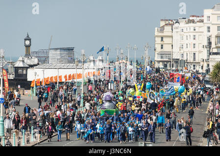Brighton, England, Uk. 06th May, 2017. Brighton, East Sussex. 6th May 2017. Brighton's May Festival 2017 opens with bright sunshine and the annual traditional Children's Parade, a colourful and musical procession that's one of the biggest of its kind with over 5000 participants from over 80 schools. This year the theme is ‘Poetry In Motion' to coincide with 2017's guest direction of the festival by poet and spoken word artist Kate Tempest. Credit: Francesca Moore/Alamy Live News Stock Photo