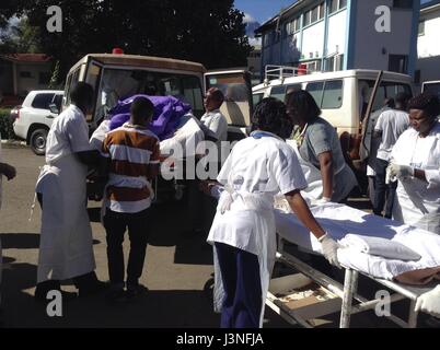 Dar Es Salaam. 6th May, 2017. People injured in a school bus crash are sent to a nearby hospital for treatment in Karatu District, northern Tanzania, on May 6, 2017. At least 32 people were killed after a school bus plunged into a gorge in Tanzania on Saturday morning, authorities said. Credit: Xinhua/Alamy Live News Stock Photo