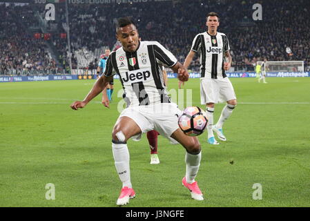 Turin, Italy. 6th May, 2017. Alex Sandro  (Juventus FC) in action during the Serie A football match between Juventus FC and Torino FC  at Juventus Stadium on may 06, 2017 in Turin, Italy. Credit: Massimiliano Ferraro/Alamy Live News Stock Photo