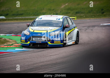 Hampshire, UK. 6th May, 2017. Thruxton Race Circuit and Motorsport Centre, Andover, Hampshire, United Kingdom. 6 May 2016. Stephen Jelley of Team Parker with Maximum Motorsport in his Ford Focus qualifying at Dunlop MSA British Touring Car Championship. All cars race today with the #BillyWhizz number plates and livery in support of Billy Monger who suffered life changing injuries at Donington Park a few weeks ago during an F4 (Formula 4) British Championship Race. © Will Bailey / Alamy Live News Stock Photo