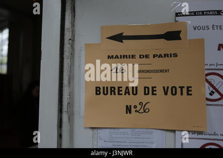 Paris, France. 7th May 2017. Signs lead the electors to the correct polling station. Around 47 Million French people are called to the ballot boxes to elect the next President of France. The independent candidate Emmanuel Macron is expected to take the win over his rival Marine Le Pen from the  right wing National Front. Stock Photo