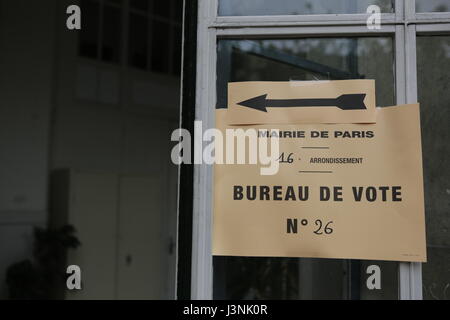 A sign guides the voters to the polling station. Around 47 Million French people are called to the ballot boxes to elect the next President of France. The independent candidate Emmanuel Macron is expected to take the win over his rival Marine Le Pen from the  right wing National Front. Photo: Cronos/Michael Debets/Alamy Live News Stock Photo