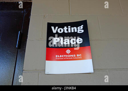 Greater Vancouver (Burnaby), BC, Canada. 6th May, 2017. A Voting Place sign posted outside one of the polling stations for advance voting in the Provincial election in British Columbia, Canada. The official date of the Provincial election May 9, 2017. Credit: Maria Janicki/Alamy Live News Stock Photo