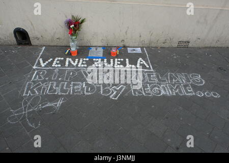 London, UK. 7th May, 2017. flowers and photos form a memorial to those who have lost their lives recently in Venezuela Credit: Londonphotos/Alamy Live News Stock Photo