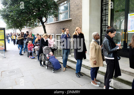 London, UK, 7th May 2017. French citizens residents in London queue to vote for the second round of the presidential elections. Credit: Yanice Idir / Alamy Live News Stock Photo