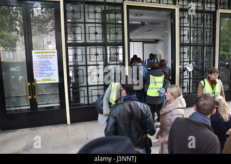 South Kensington, London, UK. 7th May 2017. Expatriate French people in South kensington, London, voting in the French elections. Credit: Matthew Chattle/Alamy Live News Stock Photo