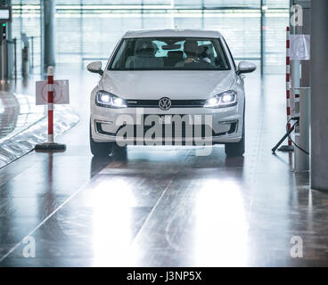 A Volkswagen E-Golf can be seen at the 'Glaeserne Manufaktur' (lit. 'Transparent FActory') in Dresden, Germany, 28 April 2017. Photo: Oliver Killig/dpa-Zentralbild/dpa Stock Photo