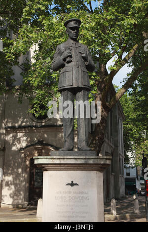 Statue of Air Chief Marshall, Lord Dowding, Commander in Chief of Fighter Command, in front of St. Clement Danes church, London Stock Photo