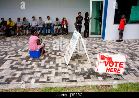 Miami Florida,Hollywood,City Hall,building,early voting,presidential election,line,queue,vote,precinct,Black Blacks African Africans,Hispanic Latin La Stock Photo