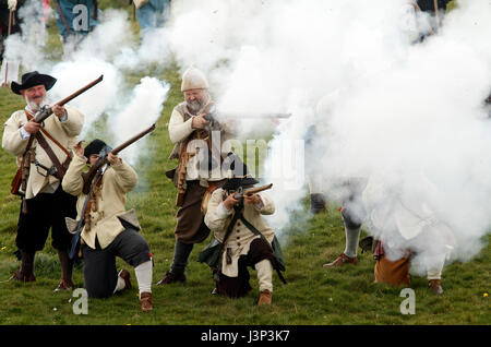 Muskateers on the Royalist army earthworks Pikes and Plunder - 300 Civil war reenactors descended on Newark at the Queen's Sconce in Newark - English  Stock Photo