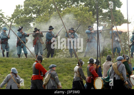 Muskateers on the Royalist army earthworks Pikes and Plunder - 300 Civil war reenactors descended on Newark at the Queen's Sconce in Newark - English  Stock Photo