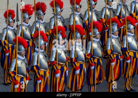 Vatican City, Vatican. 6th May, 2017. Vatican Swiss Guards attend a swearing in ceremony for the new 40 Swiss Guards recruits in San Damaso Courtyard in Vatican City, Vatican. The annual swearing in ceremony, to protect pope Francis and his successors, for the new papal Swiss Guards takes place on May 6 commemorating the 147 soldiers of the Corps who died defending Pope Clement VII during the assault of the Lanzichenecchi mercenaries, the Sack of Rome, on May 6th 1527. Credit: PACIFIC PRESS/Alamy Live News Stock Photo