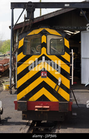 The Bala Lake Railway narrow gauge diesel engine Chilmark, Ruston & Hornsby, works no. 194771 at the Llanuwchllyn station maintenance shed Stock Photo