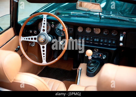 Jaguar E-Type classic car, cockpit with wooden steering wheel, gear stick, gear lever, gear shift, manual tranmission, british veteran car, Great Britain, oncours d'elegance Stock Photo