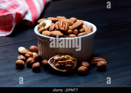 gemischte Nuesse in Schale, Nussmix, Nussmischung, Walnuss, Pekannuss, Haselnuss, Haselnuesse, Cashewkerne, Mandeln Stock Photo