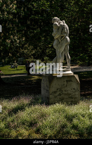 Statue of kiss in the Park Jardin des Plantes, Haute Garonne, Toulouse, France. Europe. Stock Photo