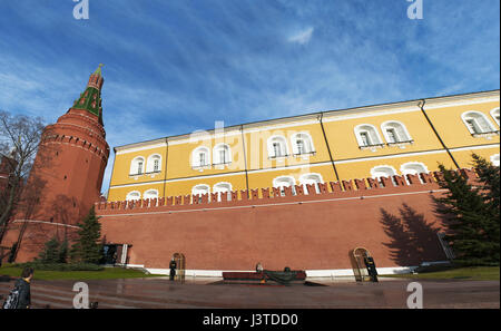 Moscow Kremlin Wall, Corner Arsenal Tower and the guard to the Tomb of the Unknown Soldier, a war memorial for Soviet soldiers killed in World War II Stock Photo