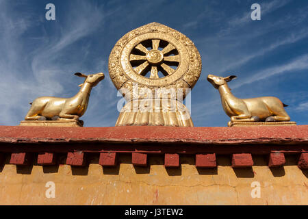 Dharmachakra flanked by two deers in golden metalic form on the roof of Jokhang temple. Stock Photo