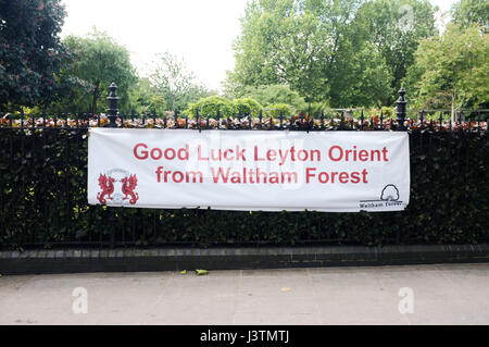 'Good Luck Leyton Orient' sign on fence outside Coronation Gardens, Leyton, East London. Stock Photo