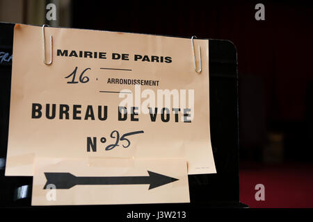 Paris, France. 07th May, 2017. Signs lead the electors to the correct polling station. Around 47 Million French people are called to the ballot boxes to elect the next President of France. The independent candidate Emmanuel Macron is expected to take the win over his rival Marine Le Pen from the right wing National Front. Credit: Michael Debets/Pacific Press/Alamy Live News Stock Photo