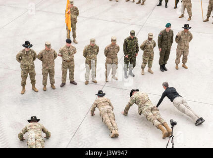 Acting Secretary of the Army Robert Speer “pushes it” with other Battle Group Poland leaders after recognizing soldiers from the battle group May 5 for their outstanding achievements while deployed to Bemowo Piskie Training Area near Orzysz, Poland. The unique formation of U.S., U.K. and Romanian soldiers are serving with Polish 15th Mechanized Brigade soldiers as a deterrence force in northeast Poland in support of NATO's Enhanced Forward Presence.  Speer visited the unique, multinational battle group as part of his tour of the U.S. Army Europe theater of operations to reinforce relationships Stock Photo