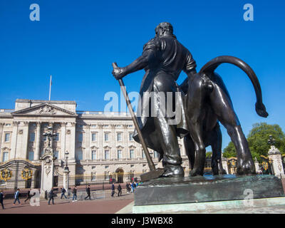 Bronze statue at the corner of Queen Victoria's memorial Stock Photo