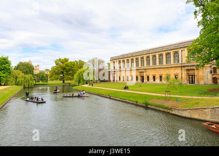 Punting on the Backs, tourists enjoy a tour on the River Cam by Trinity College, Cambridge, England, UK Stock Photo