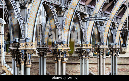 The interior decorated metal arches of the Natural History Museum, Oxford, England Stock Photo