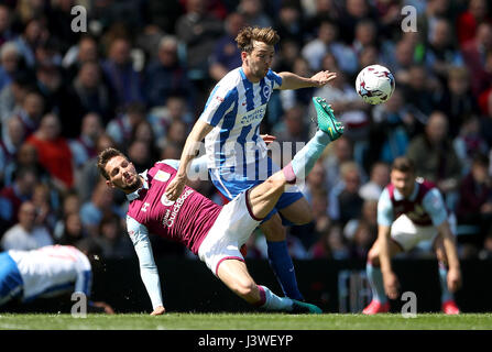 Brighton & Hove Albion's Dale Stephens (right) and Aston Villa's Conor Hourihane (left) battle for the ball during the Sky Bet Championship match at Villa Park, Birmingham. Stock Photo