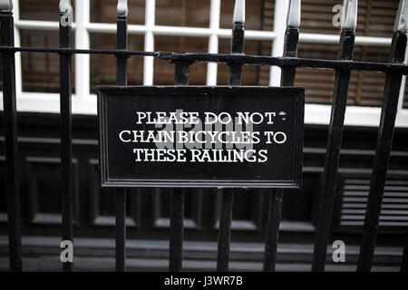 Sign on railings saying 'Please Do Not Chain Bicycles To These Railings' Stock Photo