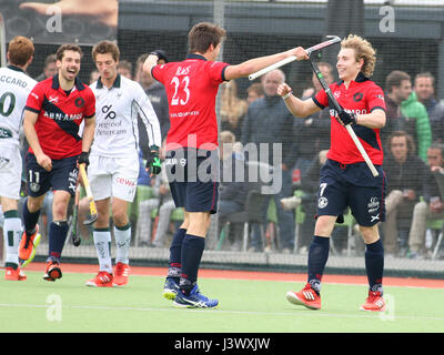 Waterloo, Belgium. 7th May 2017. Mens Hockey Play Off,Waterloo Ducks/Dragons Exultation of Robeert Rubens and Henri Raes of Dragons. Credit: Leo Cavallo/Alamy Live News Stock Photo