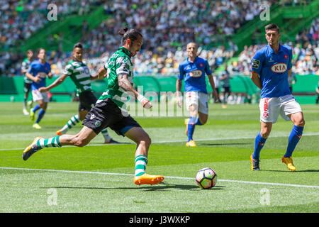Lisbon, Portugal. 07th May, 2017. May 07, 2017. Lisbon, Portugal. Sporting's defender from Italy Ezequiel Schelotto (2) in action during the game Sporting CP v CF Os Belenenses Credit: Alexandre de Sousa/Alamy Live News Stock Photo