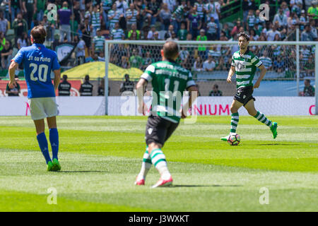 Lisbon, Portugal. 07th May, 2017. May 07, 2017. Lisbon, Portugal. Sporting's defender from Portugal Paulo Oliveira (15) in action during the game Sporting CP v CF Os Belenenses Credit: Alexandre de Sousa/Alamy Live News Stock Photo