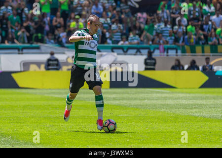 Lisbon, Portugal. 07th May, 2017. May 07, 2017. Lisbon, Portugal. Sporting's midfielder from Brazil Bruno Cesar (11) in action during the game Sporting CP v CF Os Belenenses Credit: Alexandre de Sousa/Alamy Live News Stock Photo
