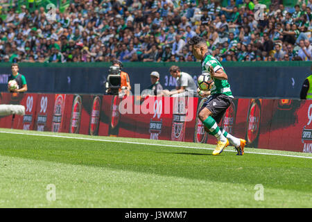 Lisbon, Portugal. 07th May, 2017. May 07, 2017. Lisbon, Portugal. Sporting's forward from Brazil Matheus Pereira (73) in action during the game Sporting CP v CF Os Belenenses Credit: Alexandre de Sousa/Alamy Live News Stock Photo