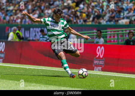 Lisbon, Portugal. 07th May, 2017. May 07, 2017. Lisbon, Portugal. Sporting's forward from Brazil Matheus Pereira (73) in action during the game Sporting CP v CF Os Belenenses Credit: Alexandre de Sousa/Alamy Live News Stock Photo