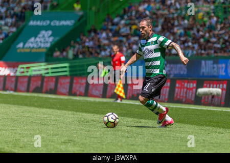 Lisbon, Portugal. 07th May, 2017. May 07, 2017. Lisbon, Portugal. Sporting's midfielder from Brazil Bruno Cesar (11) in action during the game Sporting CP v CF Os Belenenses Credit: Alexandre de Sousa/Alamy Live News Stock Photo