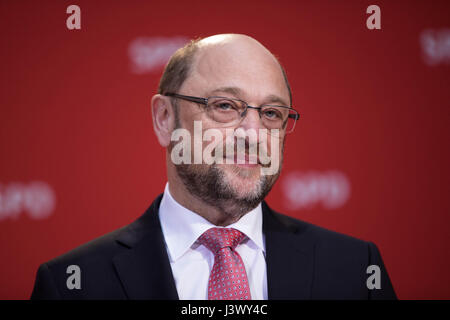 SPD leader Martin Schulz (SPD) speaking about the Schleswig-Holstein state election results at the Willy-Brandt-Haus in Berlin, Germany, 7 May 2017. Photo: Jörg Carstensen/dpa Stock Photo