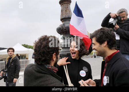 Paris, France. 7th May, 2017. Macron supporters at the Louvre in Paris, France, 7 MAy 2017. Photo: Michael Kappeler/dpa/Alamy Live News Stock Photo